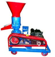 Станок перерабатывает состав комбикорма в гранулы.