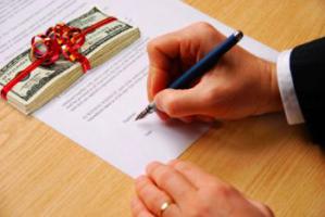 Подарить деньги по договору.