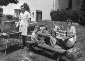 Семья из шести человек наслаждается пикником