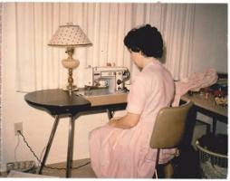 Сидя за швейной машинкой