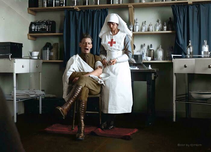 Британский солдат получает болезненную инъекцию от медсестры на русском фронте